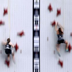 Varios atletas participaron en las pruebas de clasificación de velocidad de la Copa del Mundo de Escalada de la IFSC, que tuvo lugar al aire libre, a los pies del macizo del Mont Blanc, parte de la cordillera de los Alpes, en Chamonix, al este de Francia. | Foto:ALEX MARTIN / AFP