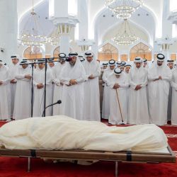 Esta fotografía, distribuida por el Diwan Amiri de Qatar, muestra al emir de Qatar, el jeque Tamim bin Hamad Al Thani (C), asistiendo al funeral de su padre, el exlíder jeque Hamad bin Khalifa Al Thani, en la mezquita Imam Mohammed ibn Abd Al Wahhab en Doha. | Foto:Qatar Amiri Diwan / AFP