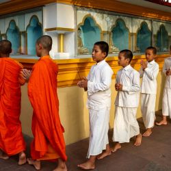 Jóvenes monjes budistas rezan alrededor de estatuas de Buda en el Bodhi Mandap, dentro del complejo Mulagandha Kuti Vihar, un monasterio y templo budista, en Sarnath, en las afueras de Varanasi, India. | Foto:NIHARIKA KULKARNI / AFP