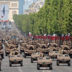 Las Fuerzas Armadas francesas desfilan con sus vehículos motorizados durante el desfile militar anual del Día de la Bastilla en la avenida de los Campos Elíseos de París. | Foto:Ludovic Marin / AFP