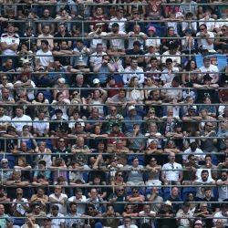 Los aficionados esperan el inicio del partido del Campeonato de Naciones de Rugby entre Fiyi e Inglaterra en el estadio Hill Dickinson de Liverpool. | Foto:OLI SCARFF / AFP