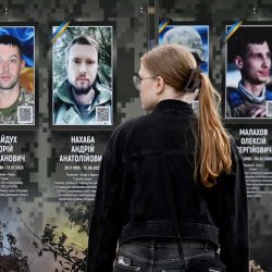 Una niña observa retratos en el Paseo de los Héroes Caídos en un distrito de Kiev, en medio de la invasión rusa de Ucrania. | Foto:SERGEI SUPINSKY / AFP