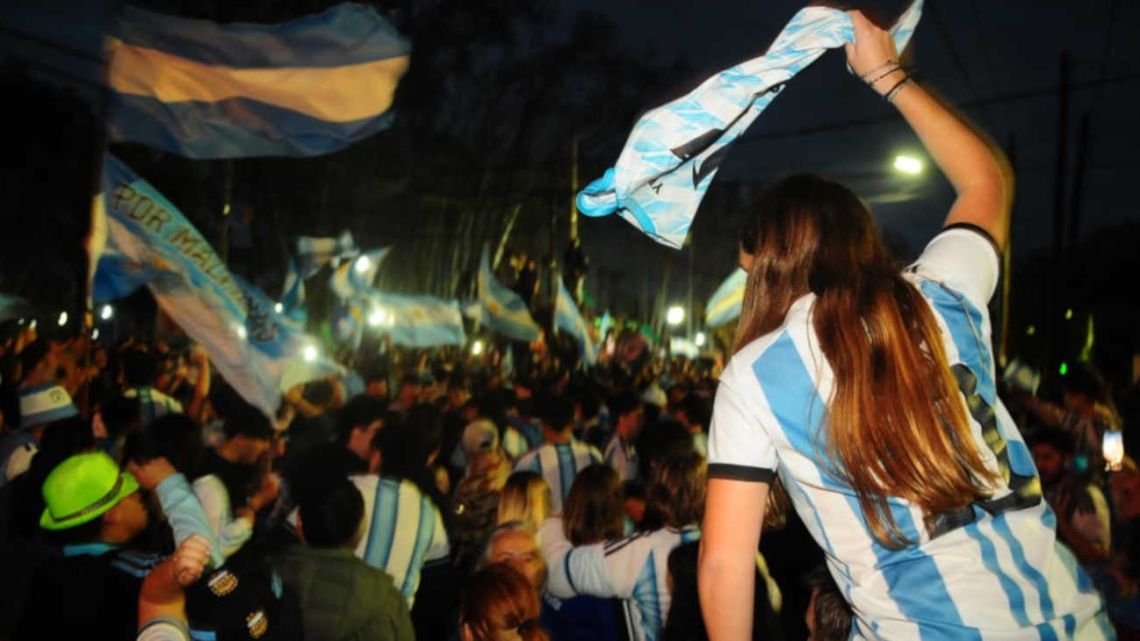 Incidentes durante el festejo en el Obelisco por el triunfo de la Selección: robo de celulares, piedrazos y botellazos