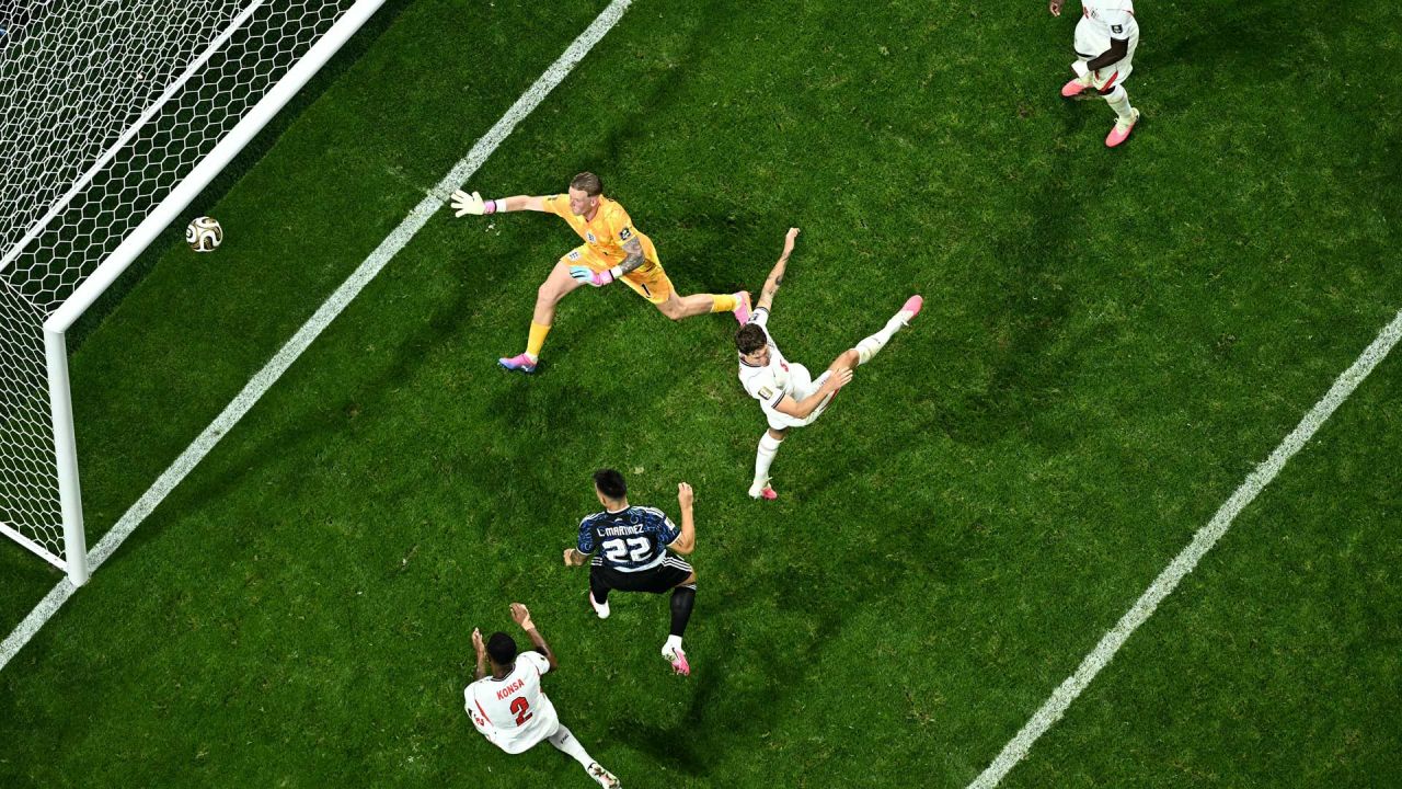 El delantero argentino Lautaro Martínez anota el segundo gol de su equipo ante el arquero inglés Jordan Pickford, durante la semifinal del Mundial de Fútbol de 2026 entre Inglaterra y Argentina. | Foto:Jewel Samad / AFP