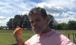 La nueva vida de Alfredo Casero a los 63 años, lejos de Buenos Aires, sin luz eléctrica y frente al rio