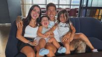 Valentina Cervantes y Enzo Fernández junto a sus hijos Olivia y Benjamín