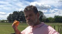 La nueva vida de Alfredo Casero a los 63 años, lejos de Buenos Aires, sin luz eléctrica y frente al rio