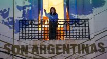 Cristina Kirchner con un guiño a Malvinas salió al balcón para festejar el pase a la final