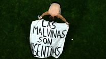 Los jugadores argentinos muestran una pancarta en la que se lee Las Malvinas son Argentina, tras ganar el partido de semifinales del Mundial de fútbol de 2026 entre Inglaterra y Argentina (2)