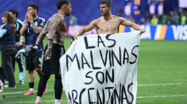 Los jugadores argentinos muestran una pancarta en la que se lee Las Malvinas son Argentina, tras ganar el partido de semifinales del Mundial de fútbol de 2026 entre Inglaterra y Argentina
