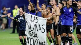 Video: el momento en que la bandera de Malvinas aparece en la tribuna