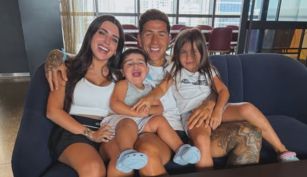 Valentina Cervantes y Enzo Fernández junto a sus hijos Olivia y Benjamín