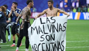Los jugadores argentinos muestran una pancarta en la que se lee Las Malvinas son Argentina, tras ganar el partido de semifinales del Mundial de fútbol de 2026 entre Inglaterra y Argentina