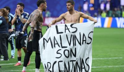 Los jugadores argentinos muestran una pancarta en la que se lee Las Malvinas son Argentina, tras ganar el partido de semifinales del Mundial de fútbol de 2026 entre Inglaterra y Argentina