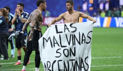 Los jugadores argentinos muestran una pancarta en la que se lee Las Malvinas son Argentina, tras ganar el partido de semifinales del Mundial de fútbol de 2026 entre Inglaterra y Argentina
