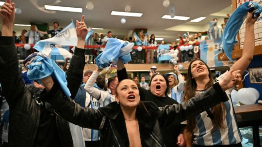 Cómo ver Argentina vs Inglaterra con menos delay y evitar que los vecinos te griten los goles antes