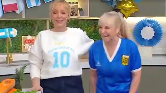 Claudia Villafañe se puso la camiseta de Maradona contra los ingleses