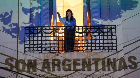 Cristina Kirchner con un guiño a Malvinas salió al balcón para festejar el pase a la final