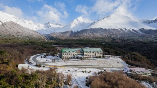 Vacaciones de invierno en el Fin del Mundo: el hotel de Ushuaia que permite conectar con la nieve sin perder tiempo en traslados