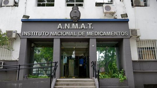 Choque entre gremios y Gobierno por la ANMAT: sindicatos denuncian freno a insumos críticos y el Gobierno lo desmiente