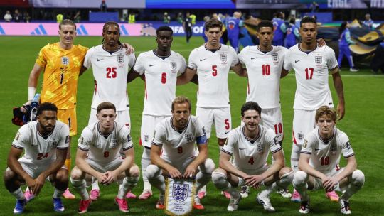 La reacción de los jugadores de Inglaterra al escuchar "el que no salta es un inglés" durante su himno
