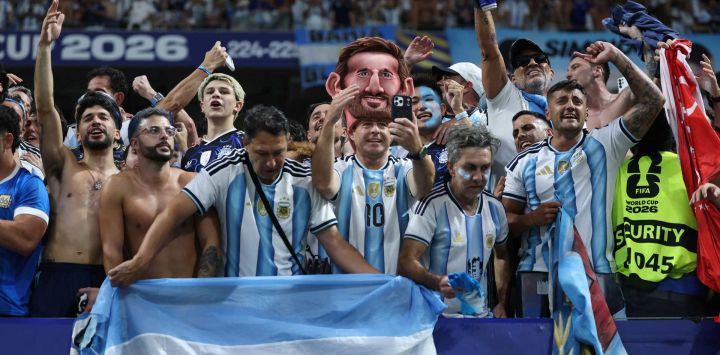 Aficionados argentinos celebran al término del partido de semifinales del Mundial de Fútbol de 2026 entre Inglaterra y Argentina en el Estadio de Atlanta.