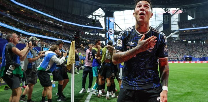 El centrocampista argentino Enzo Fernández, celebra el segundo gol de su equipo, anotado por Lautaro Martínez, durante el partido de semifinales del Mundial de Fútbol de 2026 entre Inglaterra y Argentina en el Estadio de Atlanta.