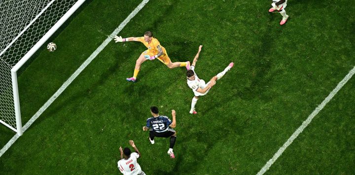 El delantero argentino Lautaro Martínez anota el segundo gol de su equipo ante el arquero inglés Jordan Pickford, durante la semifinal del Mundial de Fútbol de 2026 entre Inglaterra y Argentina.