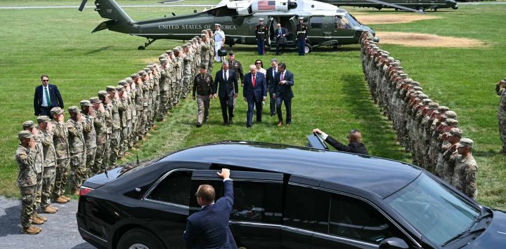 El presidente estadounidense Donald Trump conversa con el secretario de Defensa Pete Hegseth a su llegada a la zona de aterrizaje del Colegio de Guerra del Ejército de EE. UU., de camino a la Cumbre de Defensa e Innovación de Pensilvania, que se celebrará en el Colegio de Guerra del Ejército de EE. UU. en Carlisle, Pensilvania.