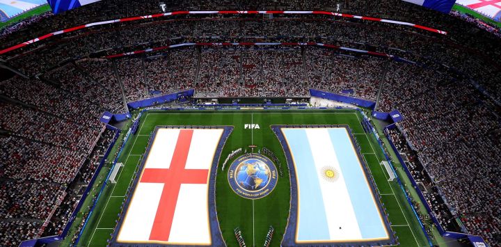 Jugadores y árbitros se alinean antes del partido de semifinales de la Copa Mundial de la FIFA 2026 entre Inglaterra y Argentina en el Estadio de Atlanta.