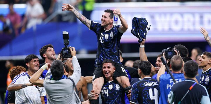 Lionel Messi celebra con sus compañeros tras la victoria por 2-1 en la semifinal de la Copa Mundial de la FIFA 2026 entre Inglaterra y Argentina en el Estadio de Atlanta, Georgia.
