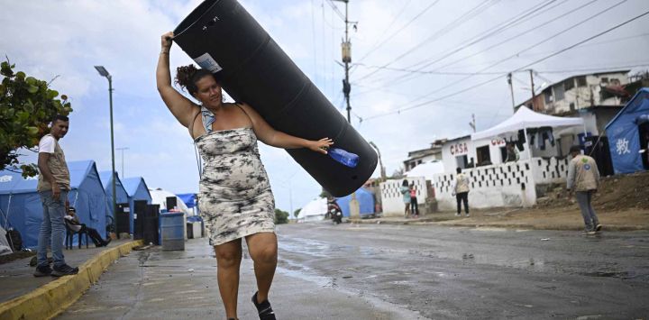Un residente transporta un tanque de agua a través de un campamento improvisado que alberga a personas desplazadas por los dos terremotos en Catia La Mar, estado de La Guaira, Venezuela. El número de muertos por los dos terremotos que azotaron Venezuela hace casi tres semanas superó los 4.500, mientras que la cifra de heridos se mantiene en alrededor de 17.000, según el último informe del gobierno.