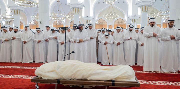 Esta fotografía, distribuida por el Diwan Amiri de Qatar, muestra al emir de Qatar, el jeque Tamim bin Hamad Al Thani (C), asistiendo al funeral de su padre, el exlíder jeque Hamad bin Khalifa Al Thani, en la mezquita Imam Mohammed ibn Abd Al Wahhab en Doha.
