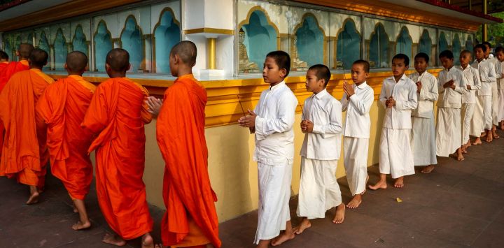 Jóvenes monjes budistas rezan alrededor de estatuas de Buda en el Bodhi Mandap, dentro del complejo Mulagandha Kuti Vihar, un monasterio y templo budista, en Sarnath, en las afueras de Varanasi, India.