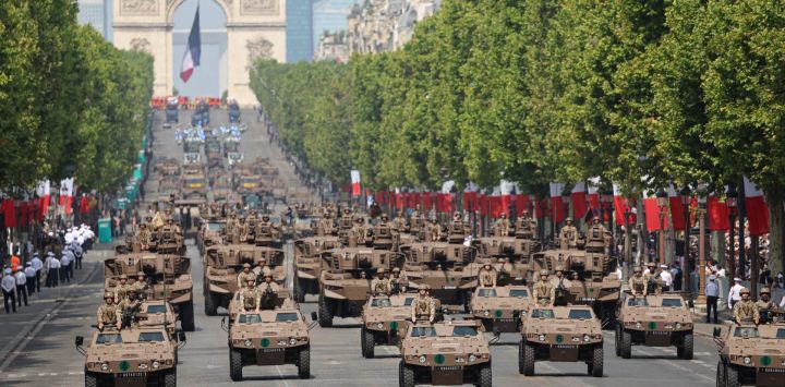 Las Fuerzas Armadas francesas desfilan con sus vehículos motorizados durante el desfile militar anual del Día de la Bastilla en la avenida de los Campos Elíseos de París.