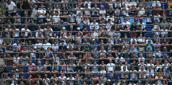 Los aficionados esperan el inicio del partido del Campeonato de Naciones de Rugby entre Fiyi e Inglaterra en el estadio Hill Dickinson de Liverpool.