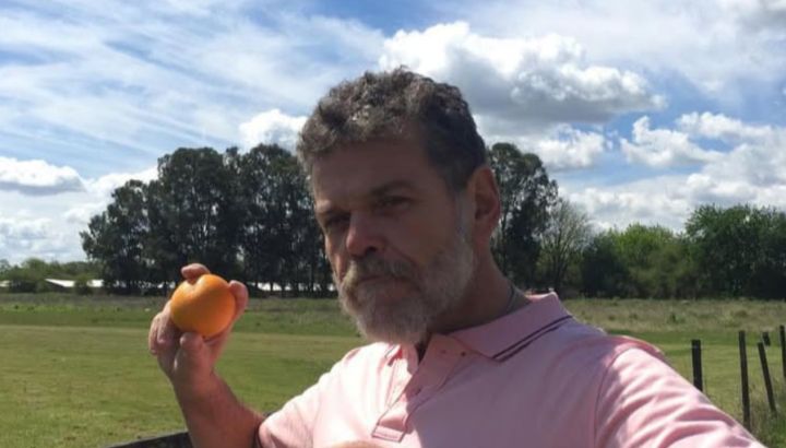 La nueva vida de Alfredo Casero a los 63 años, lejos de Buenos Aires, sin luz eléctrica y frente al rio