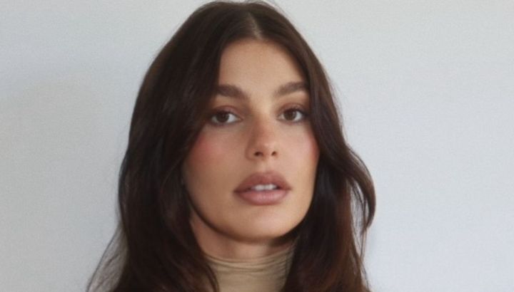 Camiseta albiceleste y falda con encaje: el look chic de Camila Morrone para alentar a la Argentina contra Inglaterra