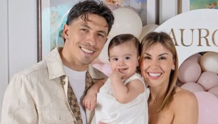 La tierna foto de Aurora, la hija de Lisandro Martínez rumbo al estadio junto a su mamá Muri López Benítez