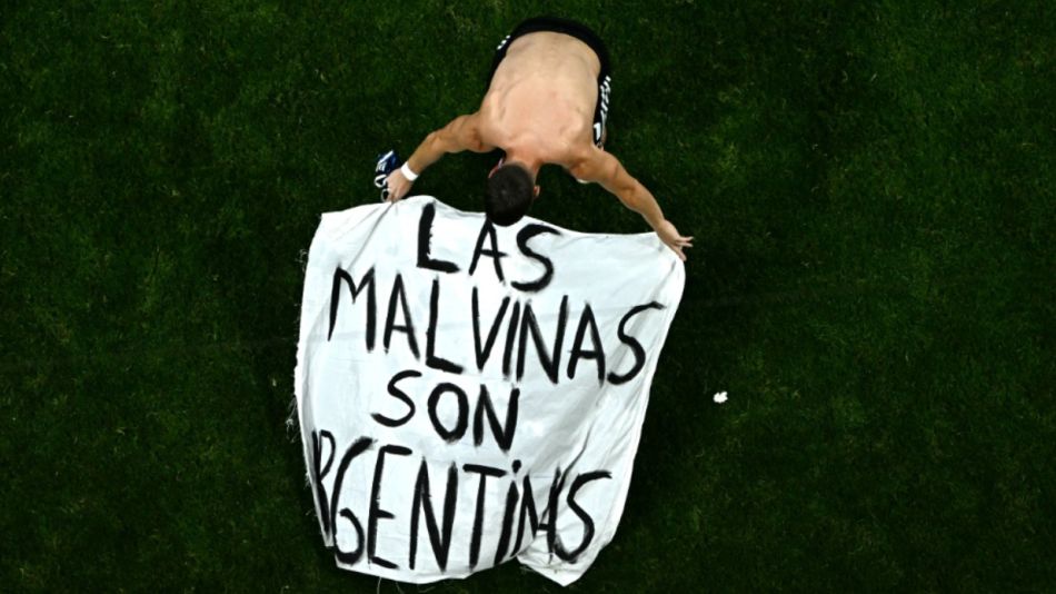 Los jugadores argentinos muestran una pancarta en la que se lee Las Malvinas son Argentina, tras ganar el partido de semifinales del Mundial de fútbol de 2026 entre Inglaterra y Argentina (2)