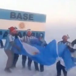 La Antártida se tiñó de celeste y blanco.