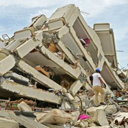 Familiares de personas desaparecidas buscan cuerpos entre los escombros de un edificio derrumbado en Caraballeda, estado de La Guaira, Venezuela, tras los dos terremotos del 24 de junio. | Foto:MARTIN BERNETTI / AFP