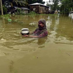 Imagen de una mujer caminando a través del agua de la inundación, en el distrito de Cox's Bazar, Bangladesh. Las inundaciones que han devastado zonas de Bangladesh durante cerca de una semana han ocasionado la muerte de 51 personas, informó un alto funcionario. | Foto:Xinhua/Habibur Rahman
