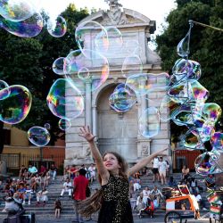 Imagen de una niña jugando con burbujas en una plaza a lo largo del río Tíber, en Roma, Italia. La XXIV edición del evento "A lo largo del Tíber, Roma" se celebra aquí, a orillas del Tíber, y se extenderá hasta finales de agosto. | Foto:Xinhua/Wang Kaiyan