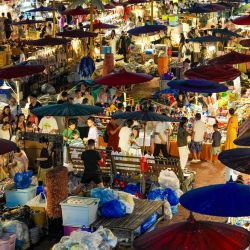 Imagen de una vista del Mercado Nocturno Starlight, en Jinghong, en la provincia de Yunnan, en el suroeste de China. Con especialidades locales, cultura étnica y diversas opciones de consumo nocturno, este mercado refleja la vitalidad del mercado cultural y turístico local. | Foto:Xinhua/Chen Xinbo