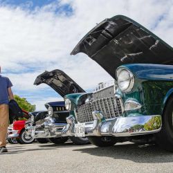 Imagen de visitantes observando un automóvil modificado durante el espectáculo de automóviles de Hot Rod, en Surrey, Columbia Británica, Canadá. | Foto:Xinhua/Liang Sen