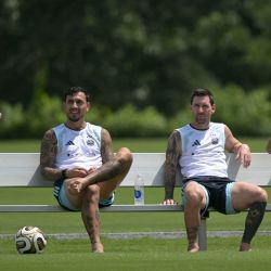 Julián Álvarez, Leandro Paredes, Lionel Messi y Enzo Fernández participan en una sesión de entrenamiento en el Centro de Entrenamiento del Atlanta United en Marietta, Georgia, antes de la final del Mundial de Fútbol de 2026 entre España y Argentina. | Foto:JUAN MABROMATA / AFP