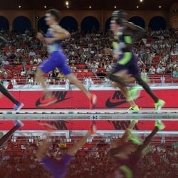 Los atletas compiten en la prueba de 5000 metros masculinos durante la reunión de atletismo de la Liga Diamante en el Estadio Luis II de Mónaco. | Foto:Valery Hache / AFP