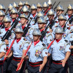 Miembros del cuerpo de bomberos de París desfilan durante el desfile militar anual del Día de la Bastilla en la avenida de los Campos Elíseos de París, Francia. | Foto:Ludovic Marin / AFP