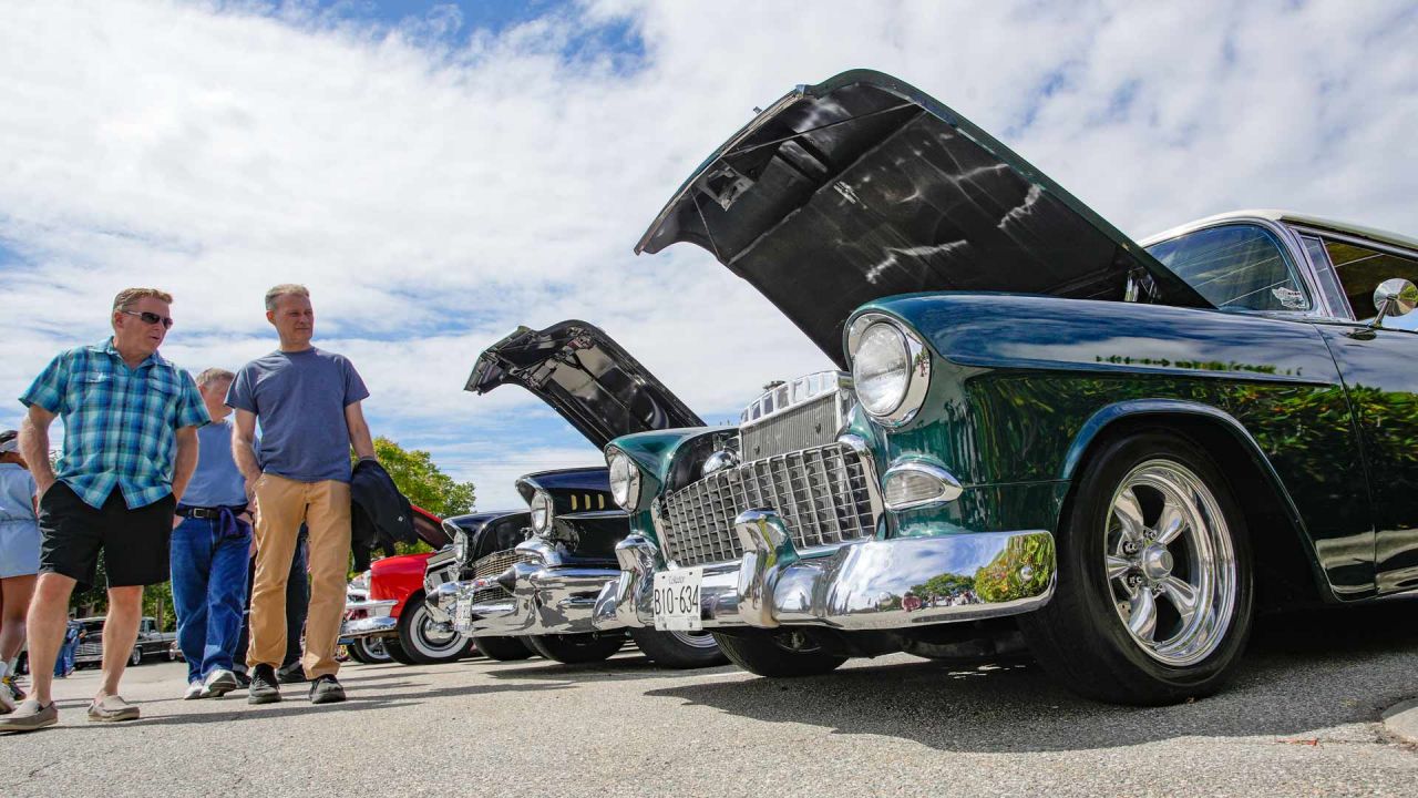 Imagen de visitantes observando un automóvil modificado durante el espectáculo de automóviles de Hot Rod, en Surrey, Columbia Británica, Canadá. | Foto:Xinhua/Liang Sen